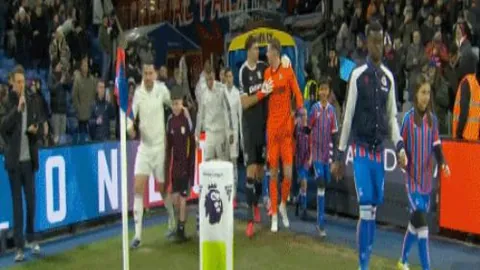 左小青身形婀娜，简约白裙尽显曼妙，赞其眼光独具慧眼。